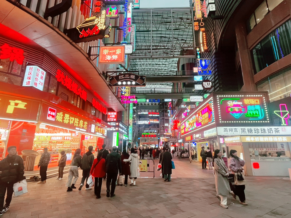 重慶得意世界5大必玩亮點!港人打卡必去嘅魔幻商場🏙️ - Image 2