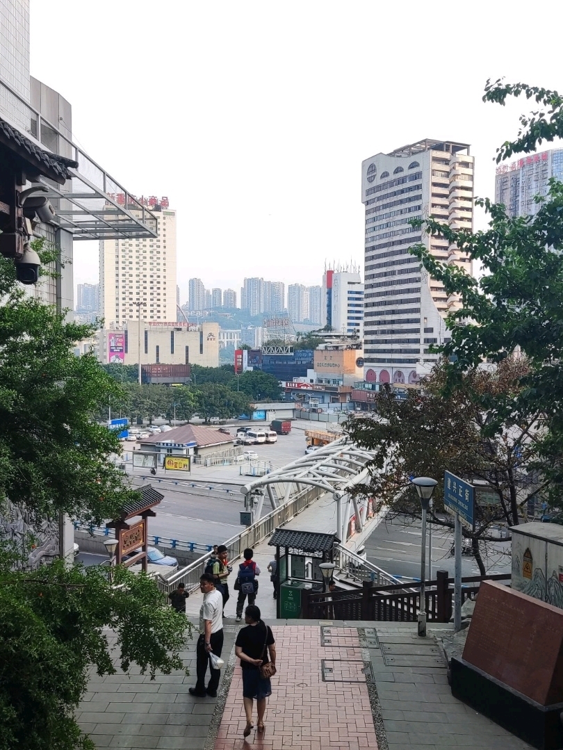 重慶皇冠大扶梯體驗:2蚊玩轉山城魔幻日常!