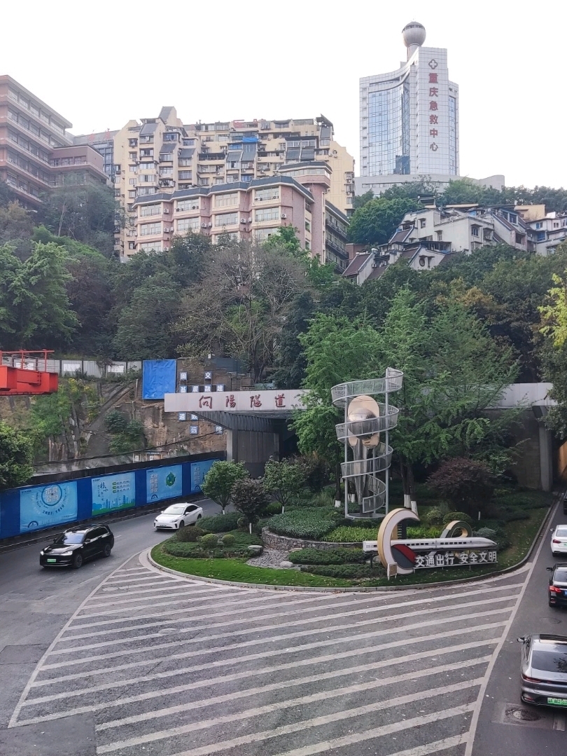 重慶皇冠大扶梯體驗:2蚊玩轉山城魔幻日常! - Image 2