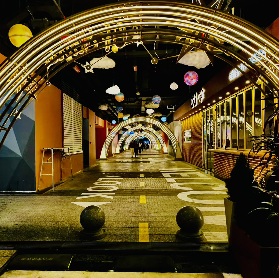 深圳大梅沙8號倉|夜晚打卡必去嘅歐式風情Outlet - Image 7