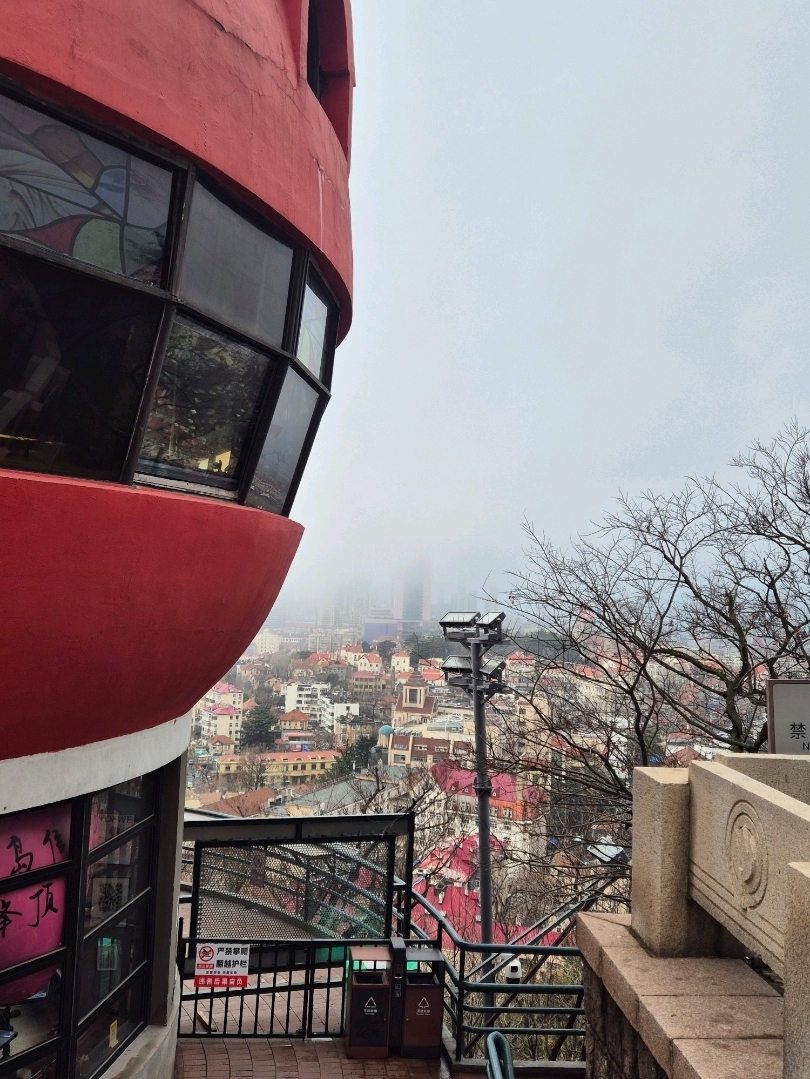 霧鎖小魚山🌫️青島最魔幻嘅晨光打卡位 - Image 2