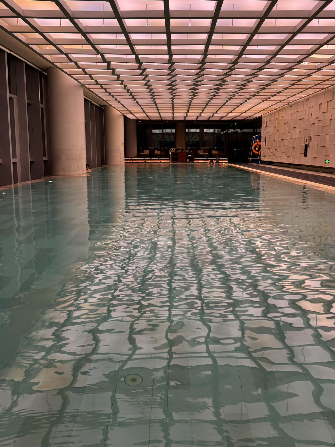 廣州柏悅泳池|把廣州塔泡進蒂芙尼藍裡🏊♀️