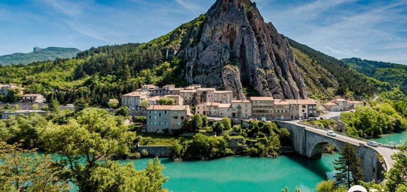 Sisteron landmark hotels background