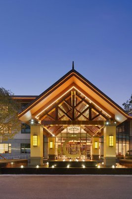 峨眉山雄秀溫泉大酒店(報國寺遊客中心店)