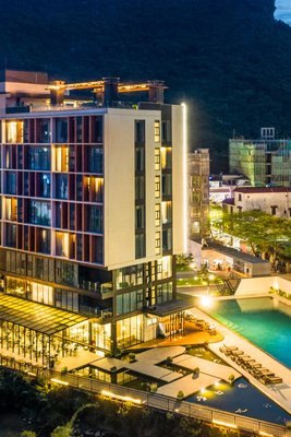 英德芸居度假酒店(英西峯林走廊店)