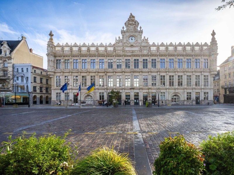 瓦朗西納中心美居酒店