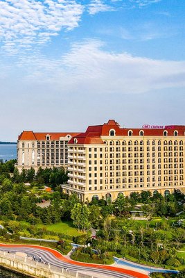 青島東方影都皇冠假日酒店