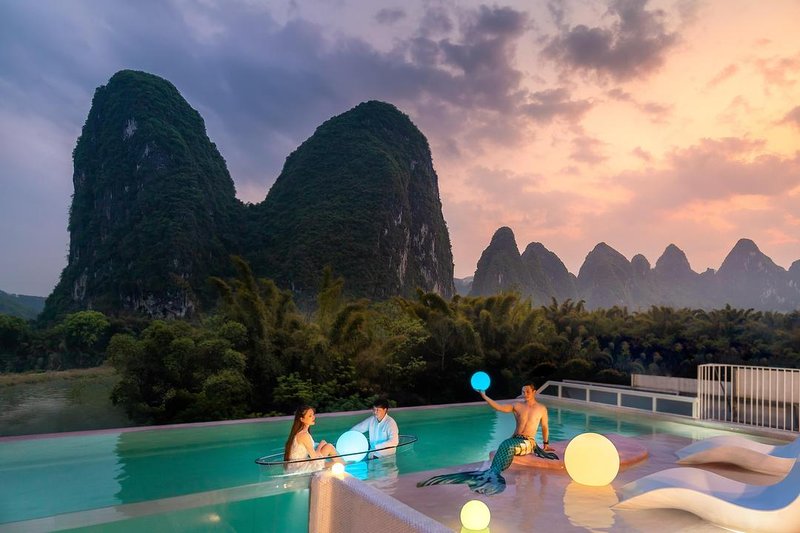 Mid-mountain Cloud & Water Hotel