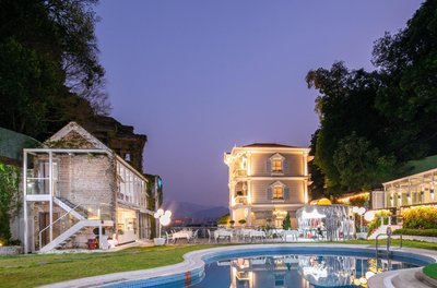 紫荊·半山攬月設計師美宿(肇慶鼎湖山店)