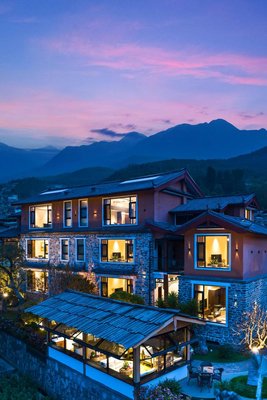 喬木世家·阿鄉哥田野歸墅納西文化藝術收藏高奢酒店(拉市海店)