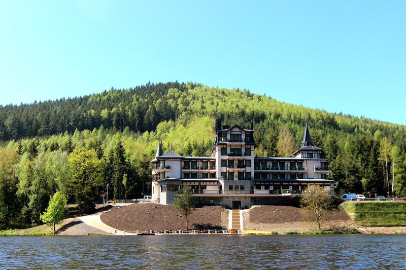 復古河濱健康度假村