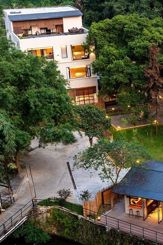 courtyard of chinoiserie Hotel