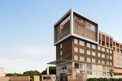 哥拉克布爾威登華美達酒店,哥拉克納特曼迪爾路