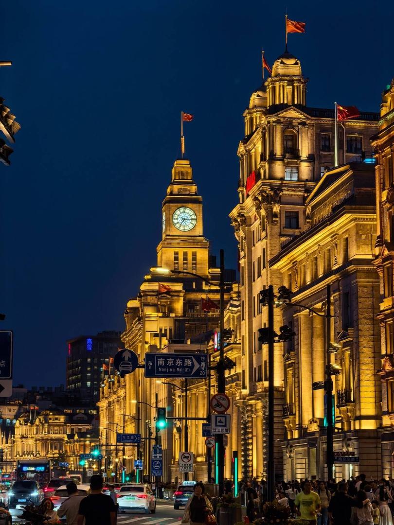 [4-Person Group | Day Tour] Wukang Road & Anfu Road Citywalk + POP MART Flagship Store + Huangpu River Cruise | Comfortable Private Transfer | English Guide